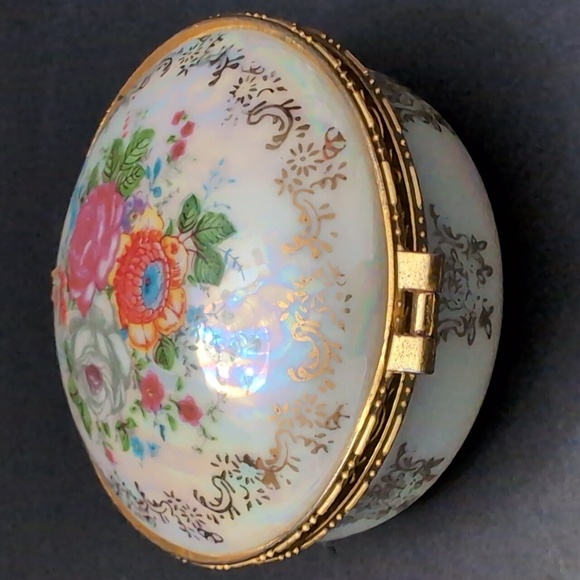 Vintage Floral Hand-painted Small Round Lidded Porcelain Trinket Box. - Picture 3 of 9